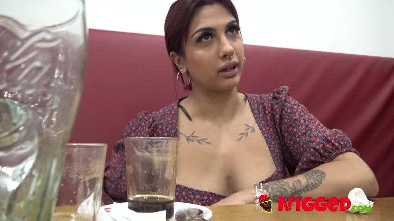 FAKings Black Fix: Mükemmel doğal memeli masum genç bir kadın yalancı bir yapımcı...