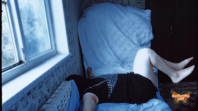 Kitty_Cross: Zmierzch - wampir trans bawi się przy oknie, by przyciągnąć ludzi...