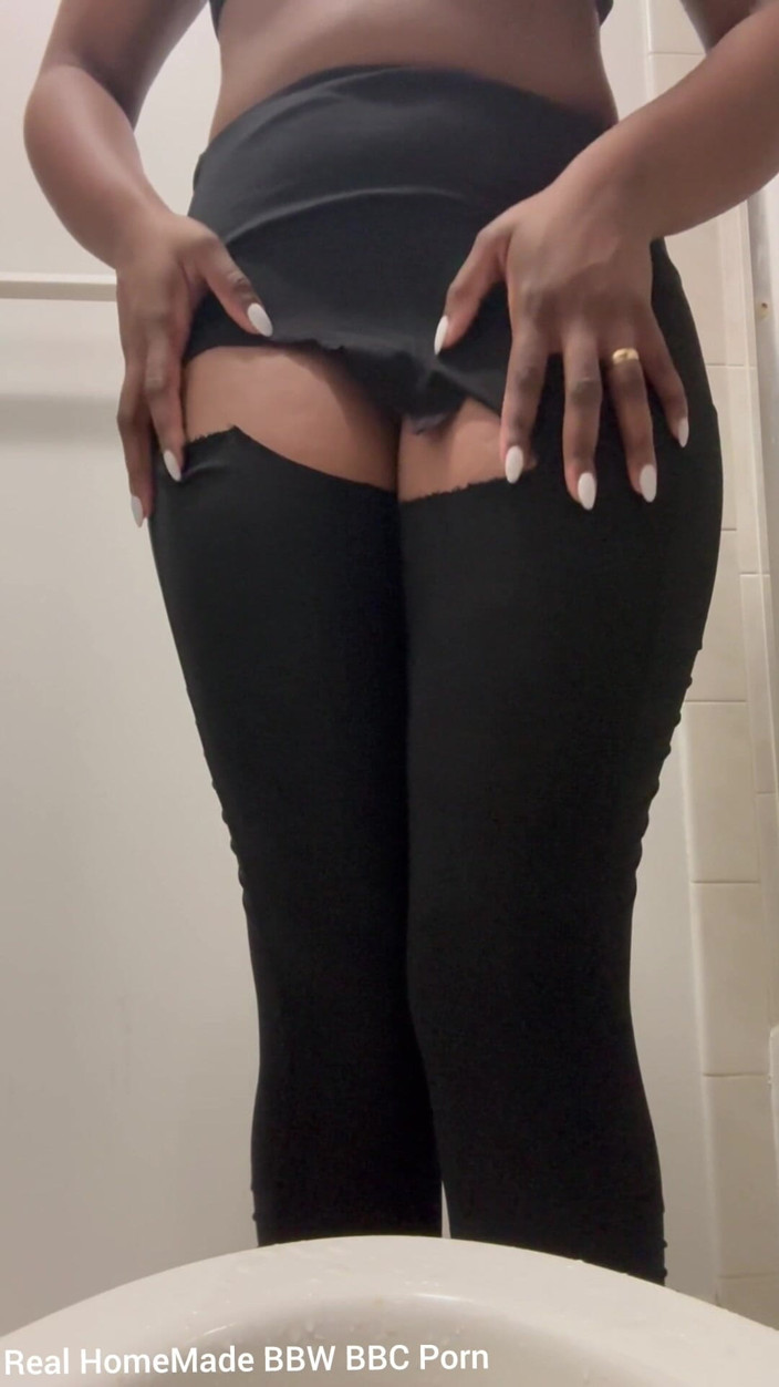 Super sexy ebony cuties: Disperată după un Wee tăiere picioarele mele pișare cu vedere...