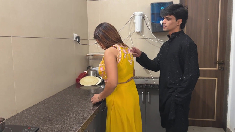 Next short: Người vợ xinh đẹp đang nấu ăn trong nhà bếp khi người chồng đến...