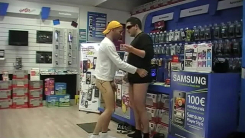 Gaybareback: Cameră web, futută de vânzătorul de telefoane într-un magazin de telefoane