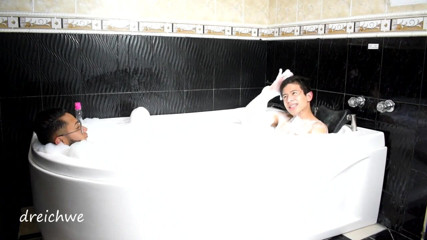 Dreichwe: Playing in the jacuzzi