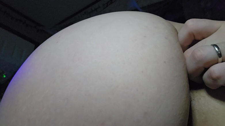 Funhousewife69: Je me doigte le trou du cul pendant que je...