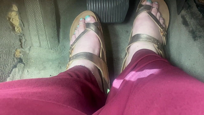 BellaBlast: Педальна накачування в сандаліях - водіння однією ногою на газі та іншою на гальмі