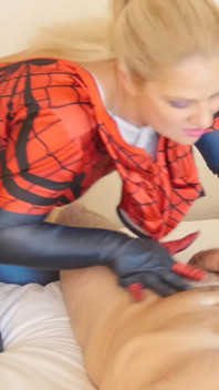 Caroline de Jaie face sex anal pentru fata păianjen zentai