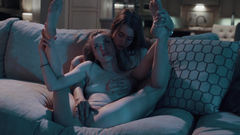 SweetheartVideo: เลียหีพี่เลี้ยงสาวเลสเบี้ยน