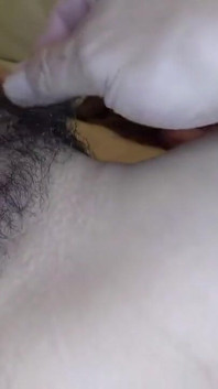 Alta, snella, bellezza con le gambe lunghe, timida con esperienza limitata, condivide il suo primo momento di creampie crudo