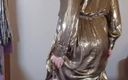 Sissy in satin: Hete travestiet in sexy gouden metallic jurk