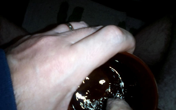 Sex hub male: 존은 그의 커피 잔에 오줌을 복용