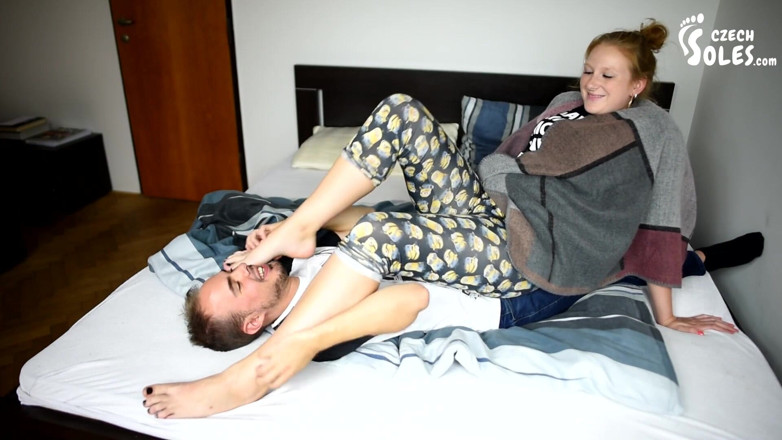 Czech Soles - foot fetish content: Eccitata dai suoi grandi piedi nudi in faccia