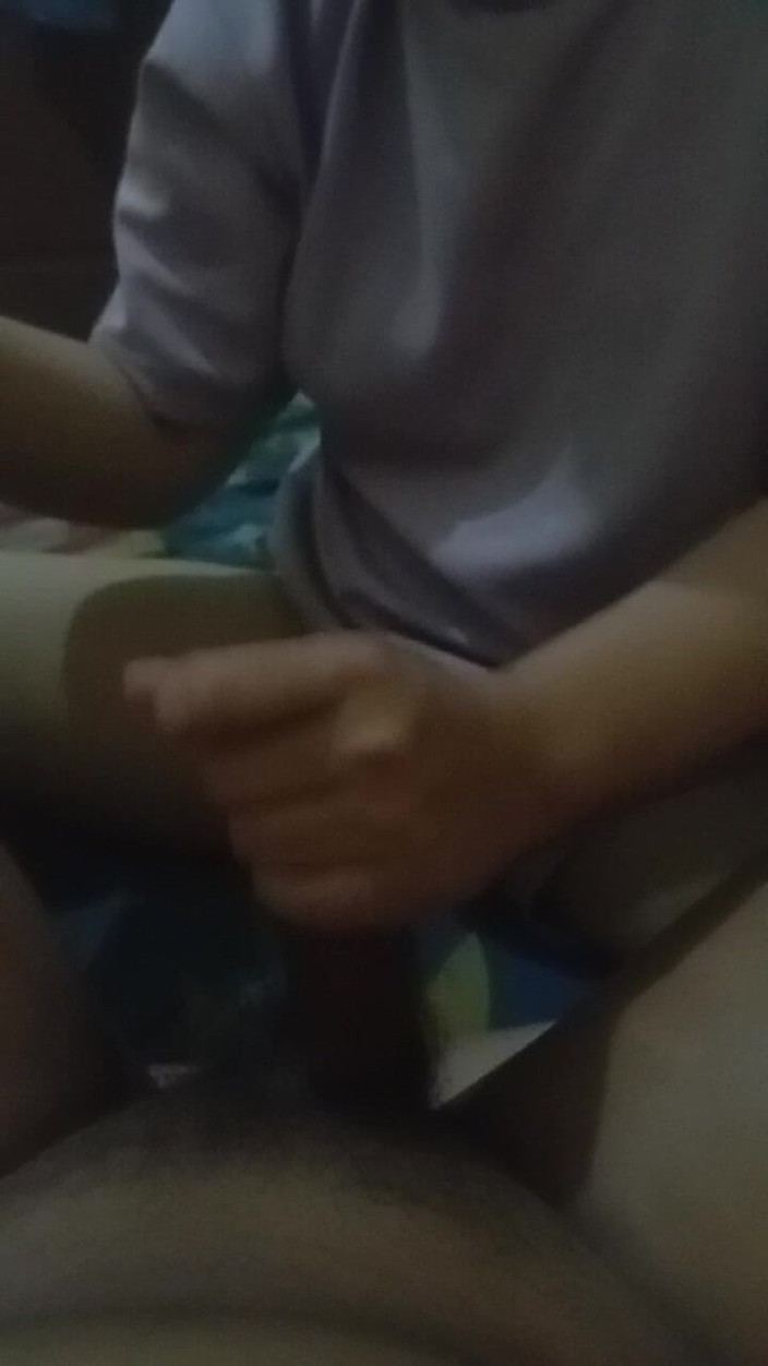 Angelina Pop: 最新のチンポマッサージ、新しいメイドは巨乳と狭いマンコを持っています