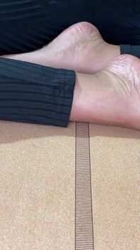 Ebony yogi předvádí své nohy