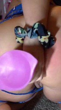 Boşalma dildo ve yakın çekimlerle hızlı anal oyun