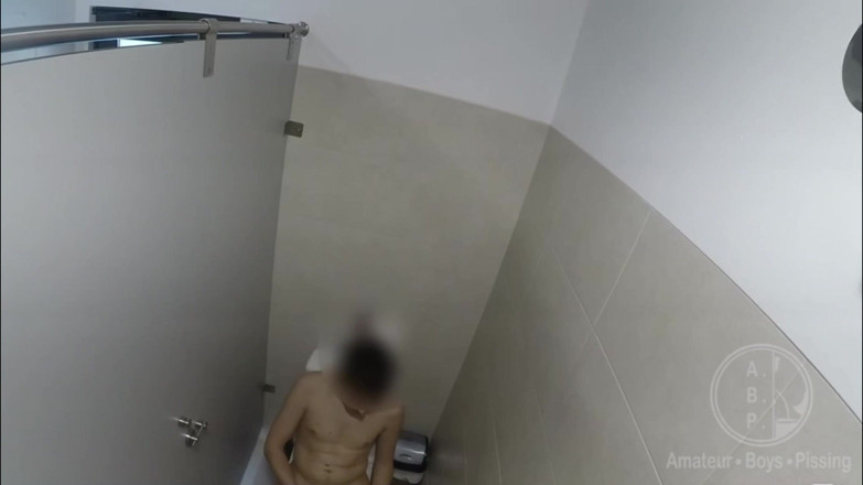 AmateurBoysPissing: Ragazzo Sorpreso a Masturbarsi Il Suo Cazzo Non Circonciso Nell'spogliatoio...
