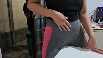 Gabi SweetCouplesStories: 在邻居的帮助下在桌子上自慰她的骆驼趾