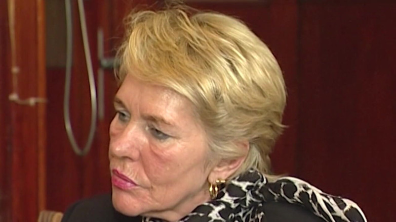 VintageXMovies: Une juge blonde mature suce profondément et chevauche une grosse...