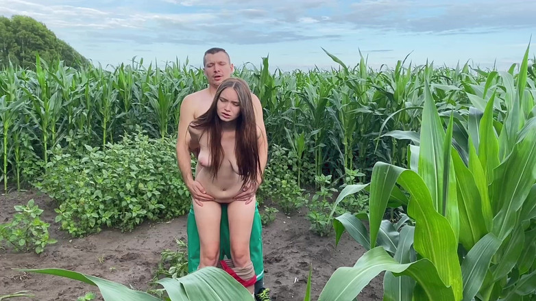 Julia Say No: Жестко грубо трахнул горячую симпатичную мультиоргазмическую крошку на публике на кукурузном поле
