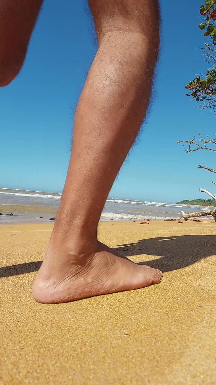 Ladysilvas: Ladysilva Crossdresser Berjalan Dalam Seluar Dalam Seksi Di Pantai Mencari...