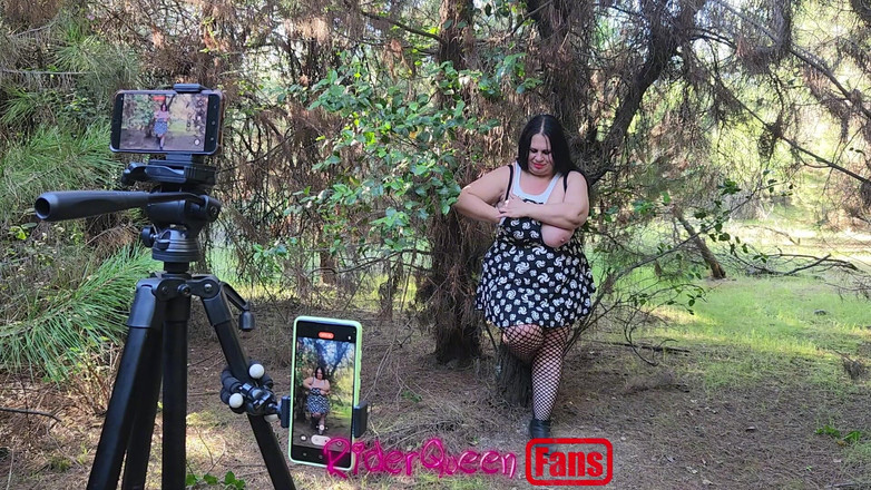Riderqueen BBW Step Mom Latina Ebony: Riderqueen 独自一人，户外，粉丝视频