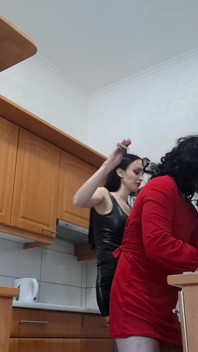 Dev Gotik Hanım Küçük Kızını Temizlik İçin Büyütüyor!