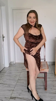 La milf tettona più eccitante di sempre scopa una morbida figa rasata e dice porcate