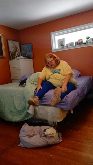 BBW nurse Vicki adventures with friends: Pantofi de tenis împuțiți Pewwwee