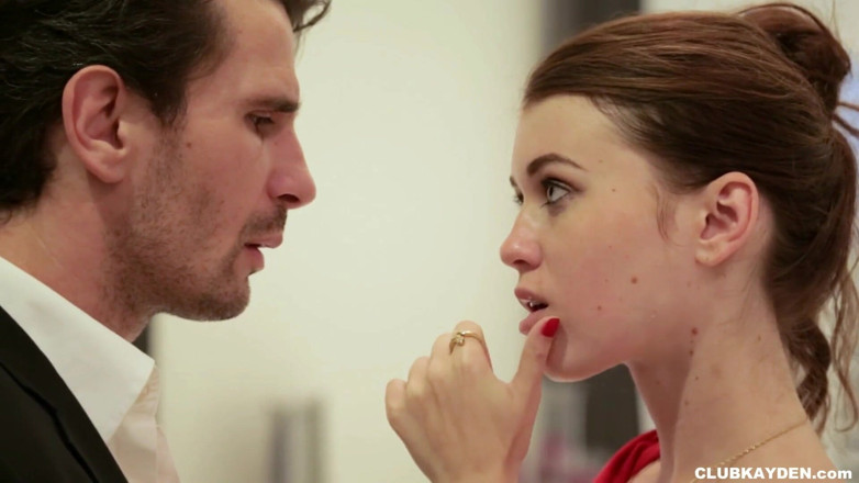 Kayden Kross: Kayden Kross y Mischa Cross se besan en el dormitorio...