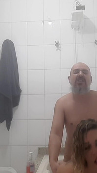 Sexo real de una pareja amateur en el baño