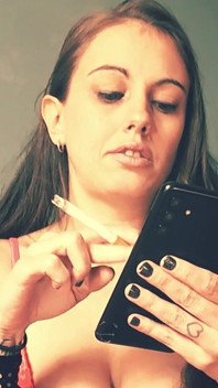 Cigarros naturais em primeiro plano fumantes - quebra de fumaça, inalações rápidas, tabagismo sexy.