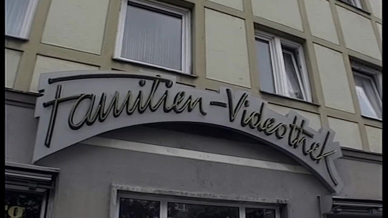 VintageXMovies: Blondýnka je ošukaná třemi muži ve video obchodě a musí...