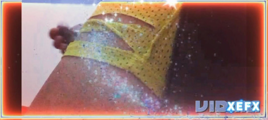 Laratransexualbarcel: Cewek latina lagi asik masturbasi pakai susu transeksual