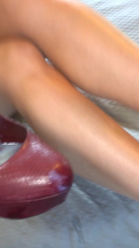 Mükemmel bacaklı ve ayakları olan seksi sekreter patrona ayakla muamele çekiyor - kırmızı yüksek topuklu ayakkabısıyla bolca dölle bitiyor - iş orospusu