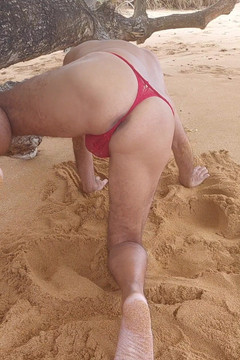 Ladysilvas: Ladysilva menunjuk-nunjukkan pantat panasnya di pantai dalam seluar dalam yang...