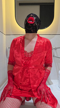 Maricas Kanisa em Red Part 2 come porra em banheiro público
