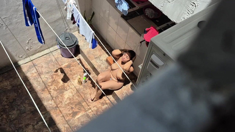 Pikaa6: Vecinul meu aproape că m-a prins înregistrând-o; M-am masturbat până când...