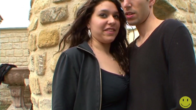 French Amateur Porn: かわいいぽっちゃりMarie-Laureは、内部でassfucked取得する前に、外でディックを吸います