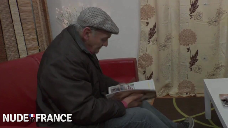 Nude in France: Возбужденная брюнетка трахает старика в приёмной