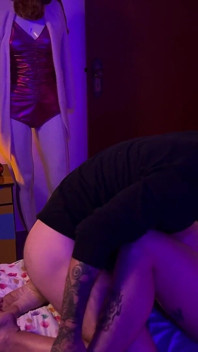 Brunetka Latina dostala striptýz a lahodný orální sex, aby sváděla starého paroháče