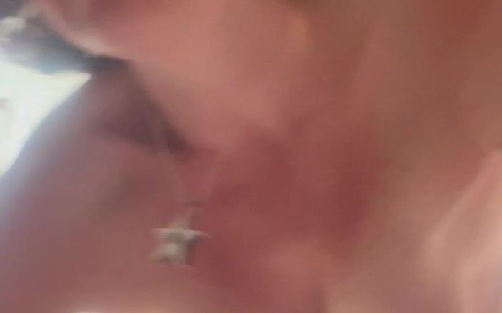 Pissing Paradise: ホット、毛むくじゃらのヒッピーは、お風呂で立って小便に裸になる