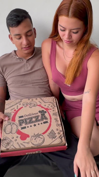 Aku ngasih hadiah pizza untuk pacar latinaku yang super montok, dan dia ngasih aku kontol besarku di pantat sempitnya.