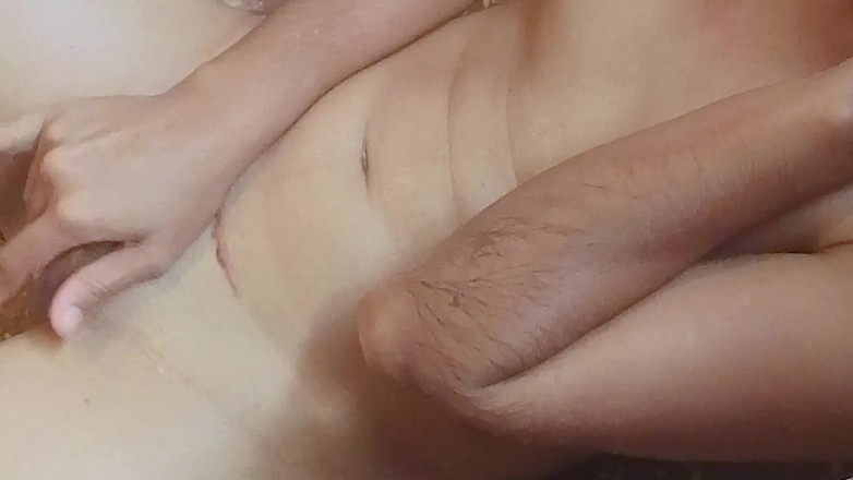 Hena-mi: Alleen thuis masturberen.