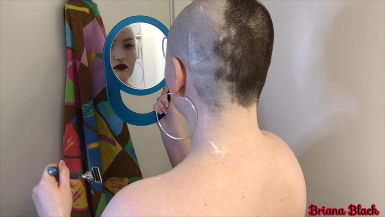 Briana Black: Afeitado de cabeza suave personalizado