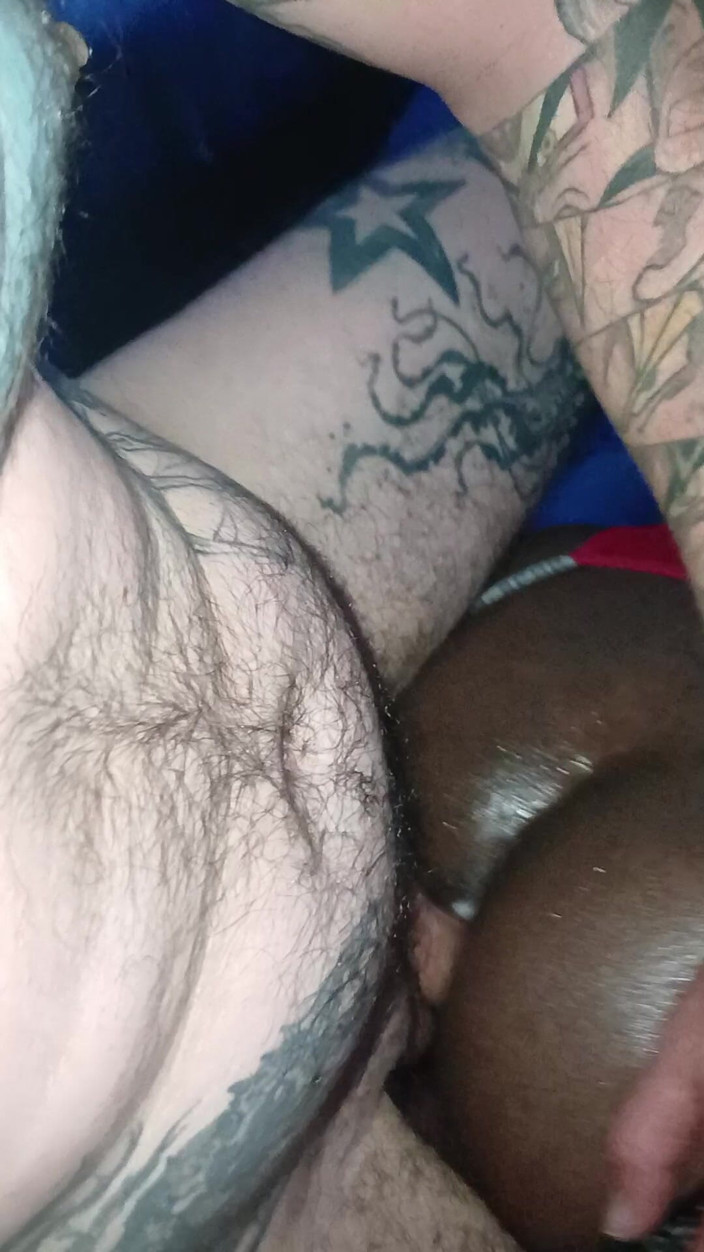 Vikingoazul: Femboy negru aplică ulei pe fund ca să-și bage penisul...