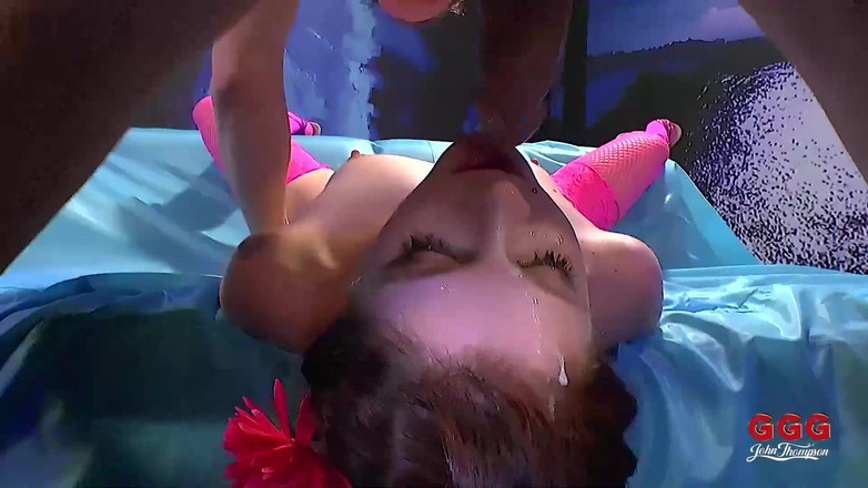 GGG John Thompson Studio: Ggg - Omg! Blondýnka ve fialovém prádle je ošukaná dvěma muži -...