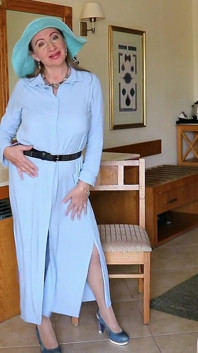 Señora tetona de azul Striptease caliente en lencería sexy y medias.