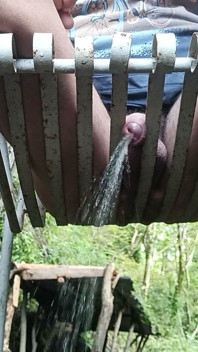 Đi tiểu ngoài trời, ai đó có thể tận hưởng nó