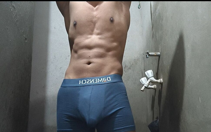 Indian jason: Мужик-соло мастурбирует