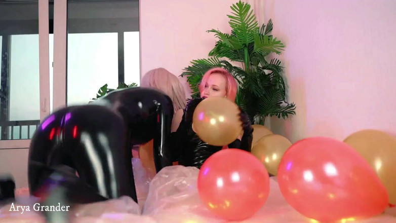 Arya Grander: Balon powietrzny Looner Hot Fetish 2 Lesbijki w ciasnych błyszczących gumowych...