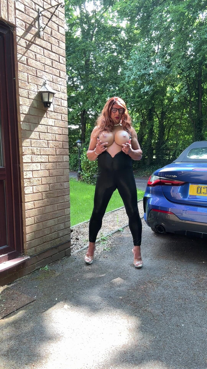 Kellycd2022: Sexy travestiet Kellycd2022 in zwarte Pvc catsuit en hakken