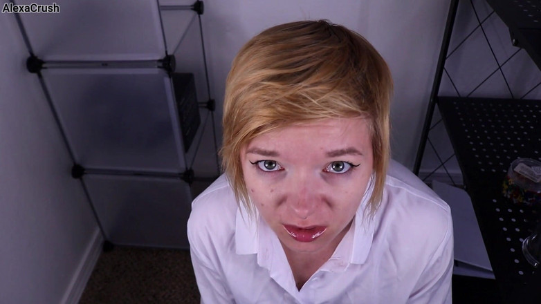 AlexaCrush: Prinsă în magazie cu vedere la persoana 1 cu muie